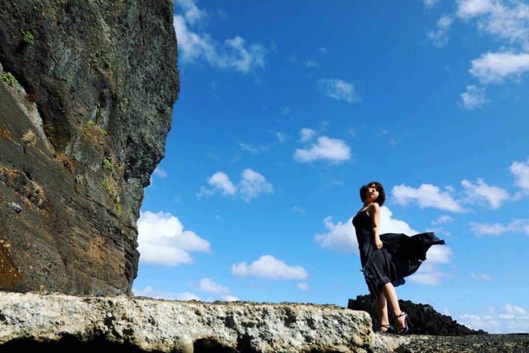 のインスタグラム：「改めまして 第28回はり師きゅう師国家試験 無事合格いたしました。 . これで長年追い求めていた 「他人様へ鍼を刺しても怒られない権利」を獲得したわけですが、 実行する為にまずは免許や保険の申請をしなければいけません。 . ただ、申請に必要な戸籍抄本や医師の診断書、収入印紙等を調達するのは 現在の社会の状況において中々憚られまして。。。 . 落ち着くまでは自主的にわくわくニコニコひきこもり生活を謳歌しようと存じます。 大丈夫、私はプロです。ひきこもりの。 . ただ、家に篭るにもお金はかかるもので 何かしらの給付があってくれても良いんじゃないかと思いますね。5000兆円でも良い。 . . . . 以下、発売中です。 . 📚「週刊現代」さん 袋とじ8ページ . 📚「週刊大衆」さん グラビア4ページ . 写真集「Period」から厳選カットが掲載中です。ぜひ。」