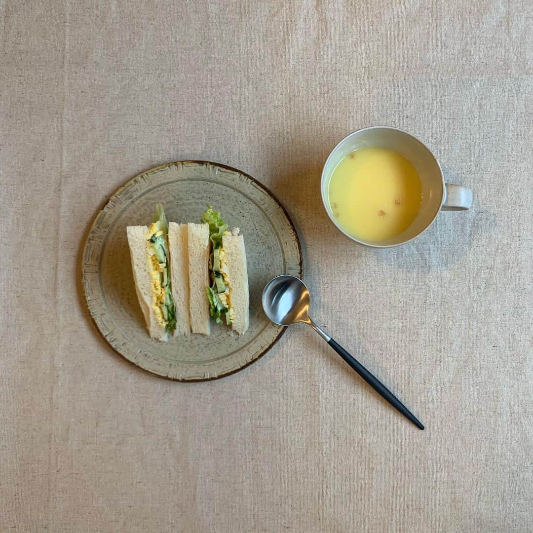 涼川菜月さんのインスタグラム写真 - (涼川菜月Instagram)「🥪﻿ ﻿ ﻿ ﻿ ﻿ サンドイッチ用のパンじゃなくて﻿ ﻿ 普通の食パンの耳を切って﻿ サンドイッチにした方が美味しいな💭﻿ ﻿ ﻿ 耳はラスクかな🦓﻿ ﻿ ﻿ ﻿ ﻿ ﻿ #sandwich #サンドイッチ #サンドウィッチ #うつわ」4月1日 10時44分 - nachia_p
