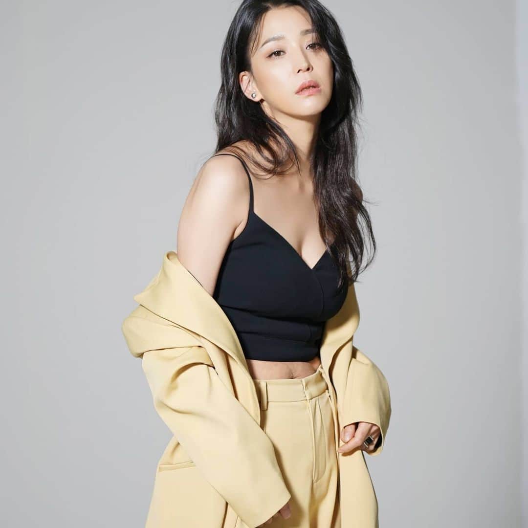 ハン・ゴウンのインスタグラム：「여성동아 4월호 촬영중에 울 스탭분이 옆에서 슬쩍 찍어주신 사진들 이예요.^^~ 모두모두 이 어려운 시간들을 현명하게 극복하길 기도해봅니다. 홧팅홧팅~!」