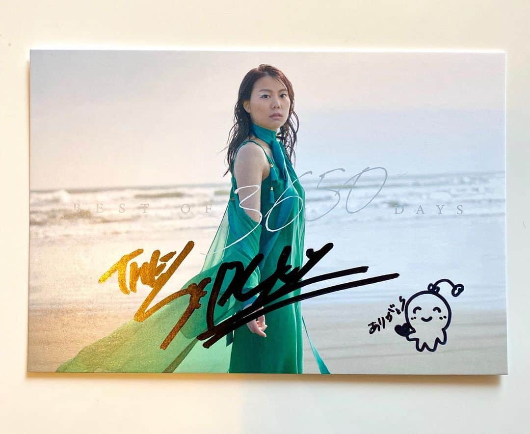 菅原紗由理のインスタグラム：「サインたくさん書いた🤞（＾Ｏ＾） ENS STOREで注文してくれたみんな、 どんなイラスト届くか含めて 到着楽しみにしててね〜笑💿  予約まだ受け付けてましゅ🦧  本日までに注文してくれた方には 発売日当日に届くそうです。  ベストアルバムのリリース記念して 限定グッズも作ったので ぜひゲットしてね〜（＾Ｏ＾） 詳しくは☟ https://www.ens-store.com/view/category/ct52  そして、エイプリルフールだからって冗談ではなく笑 本当に、今夜嬉しいものをアップします⤴️☺️❤️ #THESxPLAY #菅原紗由理 #BESTOF3650DAYS」