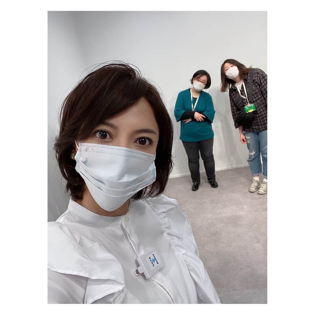 望月理恵さんのインスタグラム写真 - (望月理恵Instagram)「インタビュー取材にきています。 マスク➕空間除菌カード どれぐらいの対策になっているのでしょうか。 なぞ。  後ろにりなちゃん、あわちゃん☺️ #ズムサタ#新ドラマインタビュー #マスク姿」4月1日 11時15分 - mochiee28
