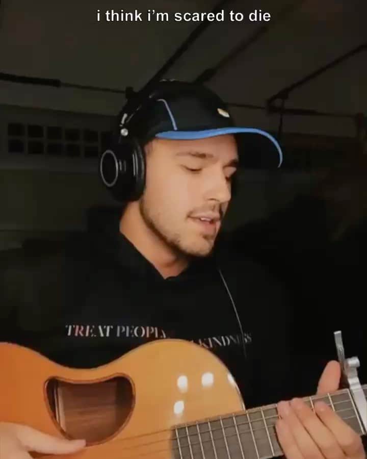 のインスタグラム：「“believe” day 8 of quarantine sessions, written and recorded in my garage where i find the most inspo ⭐️」