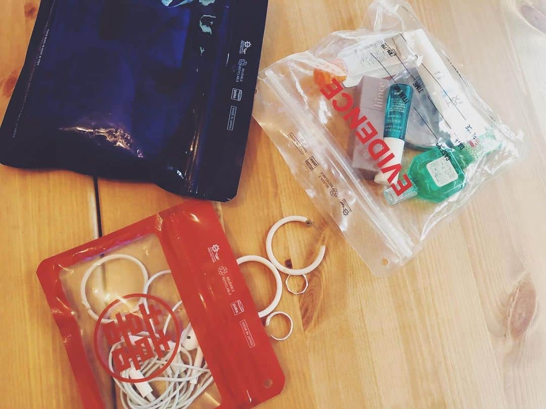 のインスタグラム：「@pake.jp  いいポーチ無くて pakeがちょうど良い🙏🏻 紐通せば持ち運びも😚 いつもブルーにはティッシュやマスクと女子グッズ クリアはリップとか目薬 喜にはアクセ入れてることが多い☝🏻 色々な種類欲しくなった🥰  #pake#fashion#喜喜#japan」