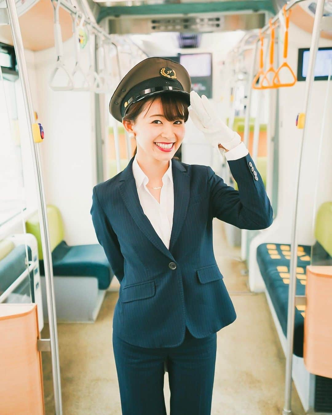 札幌テレビ「どさんこワイド朝」さんのインスタグラム写真 - (札幌テレビ「どさんこワイド朝」Instagram)「. 現在、地下鉄の車両内などに番組のポスターが貼られています！ 皆さん、ご覧になりましたか？☺️ . 大家アナは市電で撮影させて頂きました🚃 今日はその時のオフショットをアップします^_^ . . #気分は #車掌さん  #市電 で #撮影  #札幌テレビ #どさんこワイド朝 #大家彩香」4月1日 11時22分 - dosanko_asa