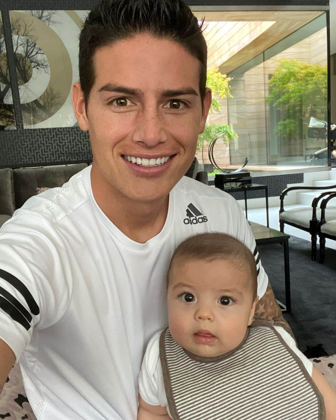 ハメス・ロドリゲスのインスタグラム：「👨‍👦❤️ #quedateencasa」