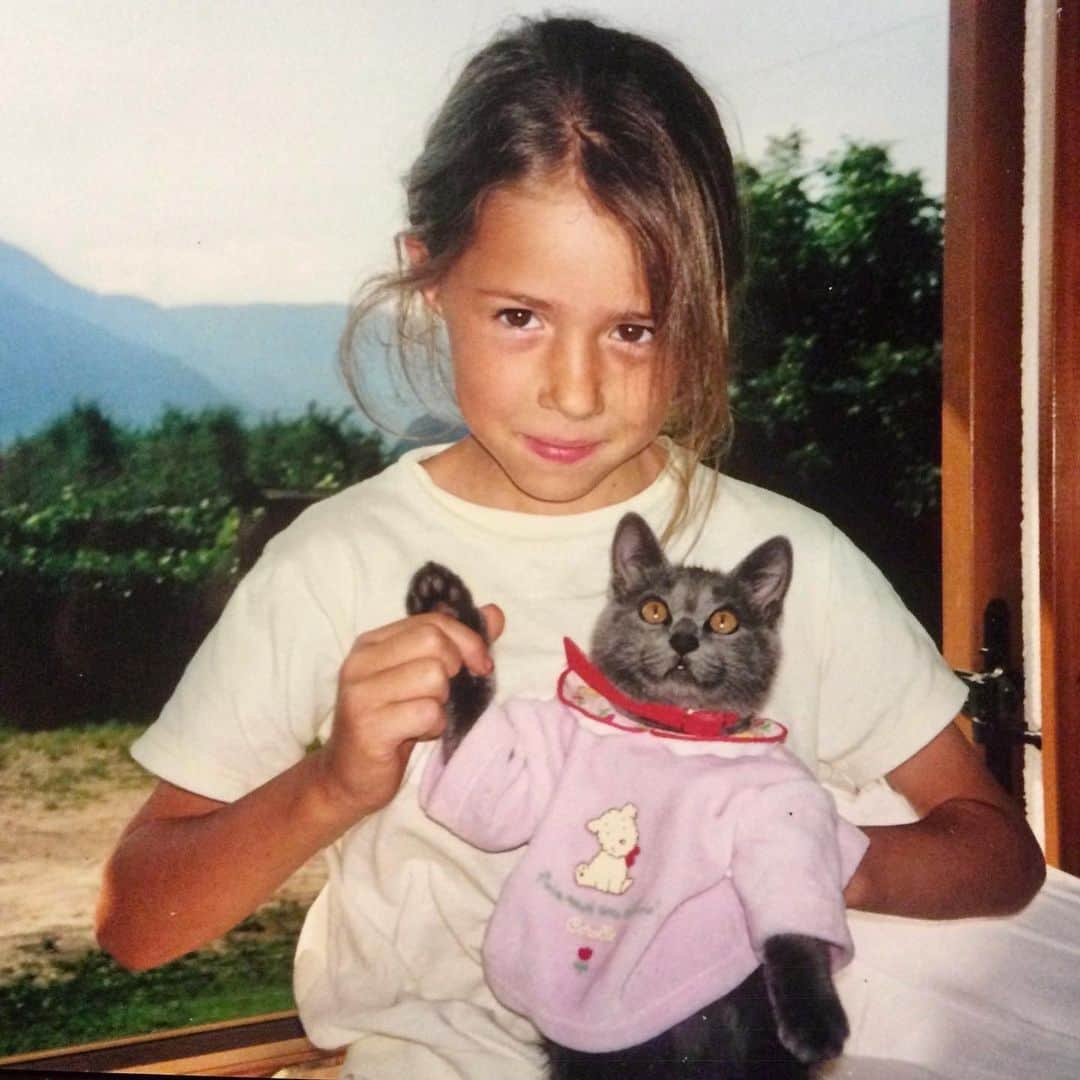 カロル・ブレッサヌッティのインスタグラム：「Some years ago....🐱💛 - -  #repertistorici #poverogatto #milly #playingtime #goodtimes #littlecat #littleme」