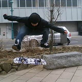 のインスタグラム：「高校の時毎日のように日記書いてた魔法のiらんど（個人ホムペと呼ばれてた笑）が閉鎖されると聞いて遡って見てたら写真めちゃ出てきた。  Hecticのデニム履いて、家でbalのお香焚いてJurassic5とPharcydeやATCQばっかり聴いてたな。  放課後はSHOP99で長い沢庵とか得体の知れない肉を買って、家から持参した白米と一緒に食べて飢えをしのいで、21時までほぼ毎日シュンタ @hakase_dsp とかとスケートしてた。  そんな日々がいまに繋がってると思うと本当にありがたい。 いい高校時代でした🙏🏻 （バッキンザデイするの早すぎ？笑）」