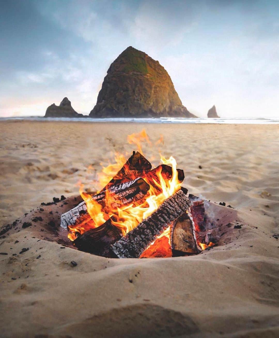 Canon Photographyさんのインスタグラム写真 - (Canon PhotographyInstagram)「Campfires on the Oregon coast  Photography | @davidmrule  Curated by @henry.nathan  #campfire #oregon #cannon #beach #sunset」4月1日 2時50分 - cpcollectives