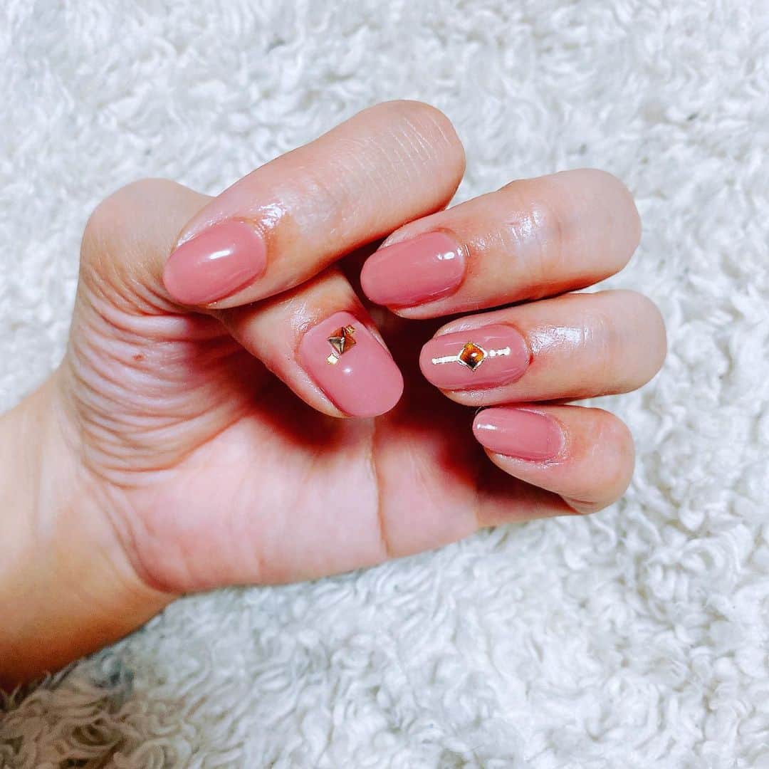 新原ミナミのインスタグラム：「ちょっと落ち着いたピンク。 春なので🌸 まだ、ちょっと寒いけども、、、 4月ですね🌞今日も、ふぁいとっ。  #ネイル #セルフネイル #nail #自宅でネイル #なんかあったときは細かい作業に限るよ」