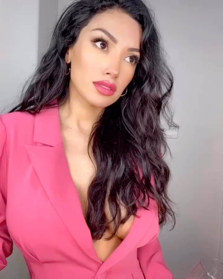 ゼリカ・シルバーのインスタグラム：「Dear Mexican Family, I’m still in my 20s. Todavía no quiero chamacos 😂 #TikTok | Outfit: @revolve @loversfriendsla #revolve」