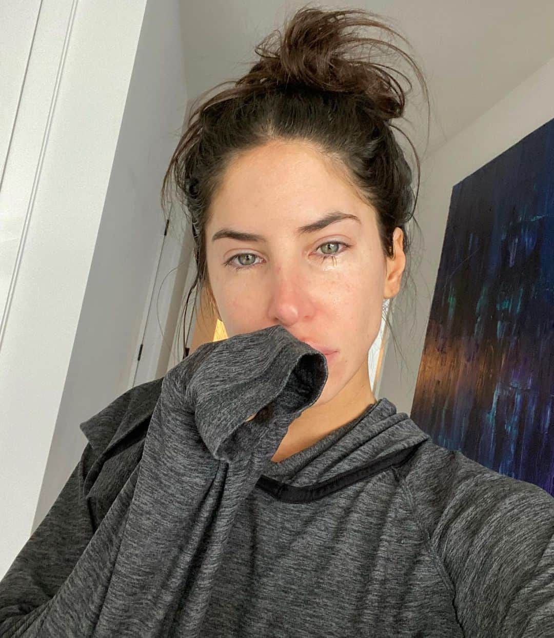 ジェン・セルターさんのインスタグラム写真 - (ジェン・セルターInstagram)「This has been such a strange time for everyone. There are some days where I am positive and then days like today where I just break down thinking about the current state of the world and all the essential workers putting themselves at risk to help us all in need. It’s also been really difficult quarantining in NYC by myself. ⁣ ⁣ I am trying my best to only put out motivating and positive content to keep everyone’s spirits strong. Though, after my recent story post, I’ve realized that many of you are feeling the same exact way from your messages. Thank you SO much for reaching out, it really means a lot. So I’m here to remind you that it’s ok to have breakdowns, it’s ok to cry, it’s ok to not be ok, you’re NOT alone. Struggling with negative thoughts and overwhelming feelings is to be expected, especially during this uncertain time. ⁣I am not a dark person at all but last night I couldn’t sleep and found myself having scary thoughts. ⁣ ⁣ ⁣If you are in distress, reach out for help and let others know how you are feeling. It’s important to acknowledge these feelings instead of keeping them bottled up and then BOOM you breakdown eventually. I also recommend checking in daily with your loved ones, friends, and neighbors to see how they are doing, as many of us are in the same position. If you need a friend to talk to, don’t hesitate to message me. I’m trying to answer as many DMs as I can ❤️ STAY INSIDE, WASH YOUR HANDS, AND STAY SAFE 💋」4月1日 3時01分 - jenselter