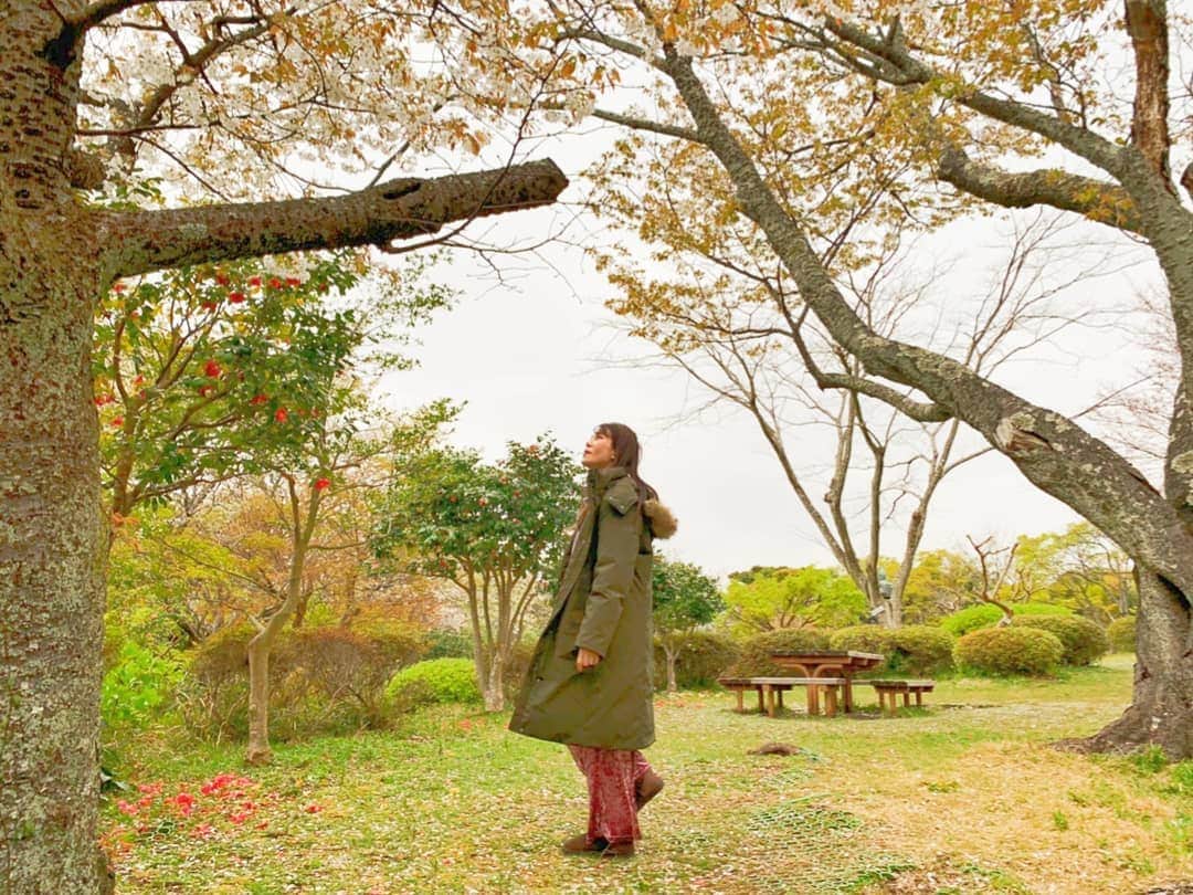 宮島マリーナのインスタグラム：「h e l l o  a p r i l 🌸🌼🌳🌷 . . . . . . . . . #april #4月 #春 #桜 #さくら #社会人 #新学期 #公園 #お花 #spring #宮島マリーナ #オスカープロモーション #モデル #イベントコンパニオン #レースクイーン #ポートレート #ポトレ #ポトレ撮影隊 #ポトレ女子 #被写体 #被写体モデル #good_portraits_world #その瞬間に物語を #sakura #cherryblossoms #flowers #椿 #tsubaki #エイプリルフール #aprilfoolsday」