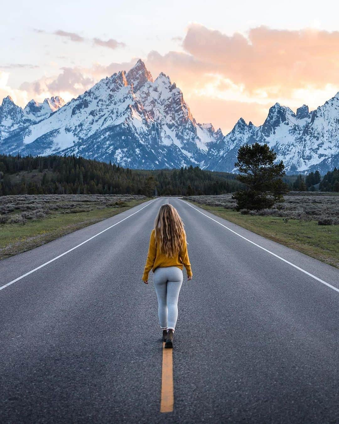 Visit The USAさんのインスタグラム写真 - (Visit The USAInstagram)「"Have you ever been to the Tetons?🏔 This could just be one of my favourite places I’ve been in the US. Driving through here was like a dream, and you are surrounded by mountains everywhere you go. We went last year in early June, which was a little too early to hike in the mountains, but still ended up extending our stay for a couple days because we just couldn’t leave." Do you have a favorite USA road trip? Let us know with #UNITEDstories. #TogetherInTravel 📸 : @juliiathompson & @chrisrlocke」4月1日 3時15分 - visittheusa