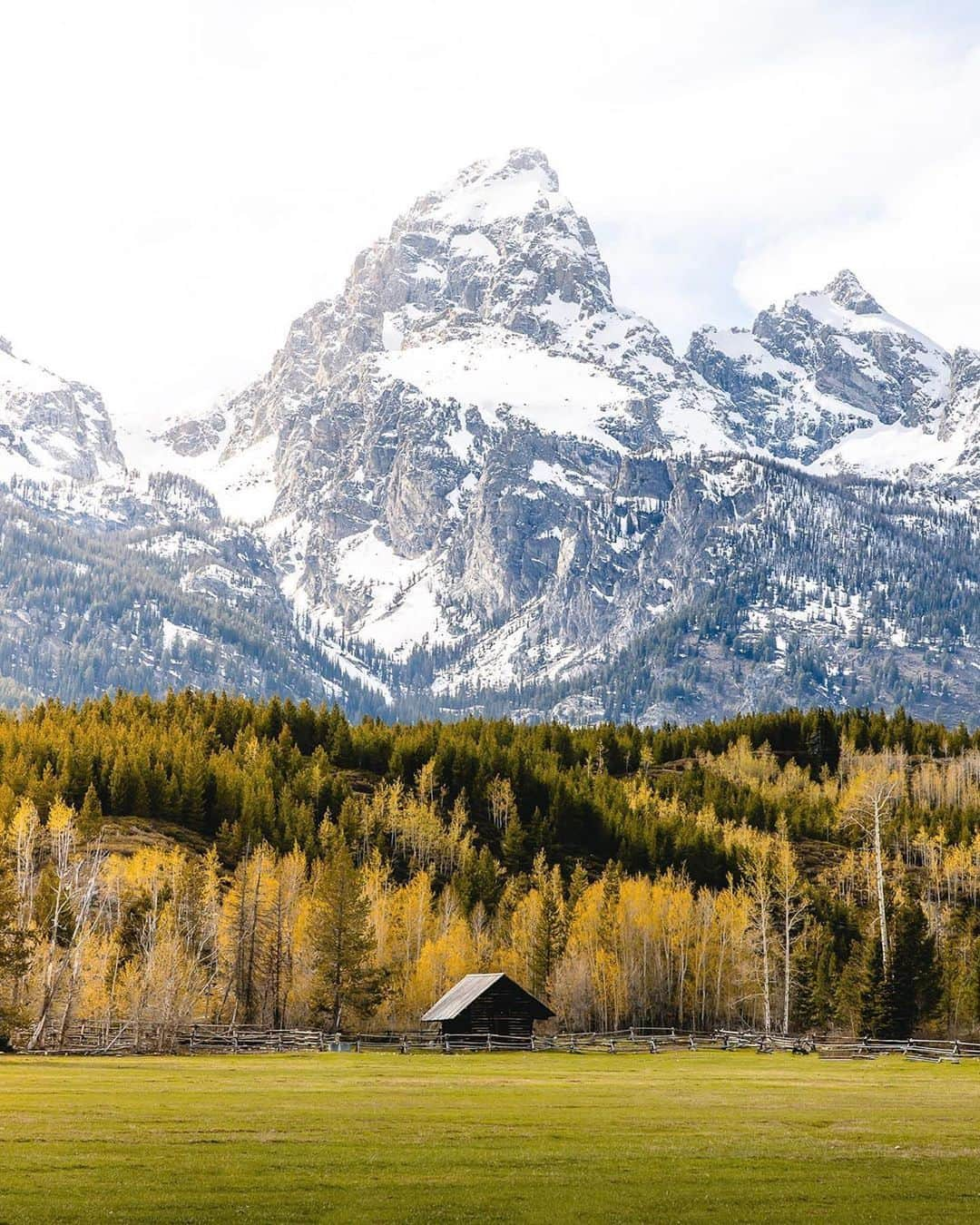 Visit The USAさんのインスタグラム写真 - (Visit The USAInstagram)「"Have you ever been to the Tetons?🏔 This could just be one of my favourite places I’ve been in the US. Driving through here was like a dream, and you are surrounded by mountains everywhere you go. We went last year in early June, which was a little too early to hike in the mountains, but still ended up extending our stay for a couple days because we just couldn’t leave." Do you have a favorite USA road trip? Let us know with #UNITEDstories. #TogetherInTravel 📸 : @juliiathompson & @chrisrlocke」4月1日 3時15分 - visittheusa