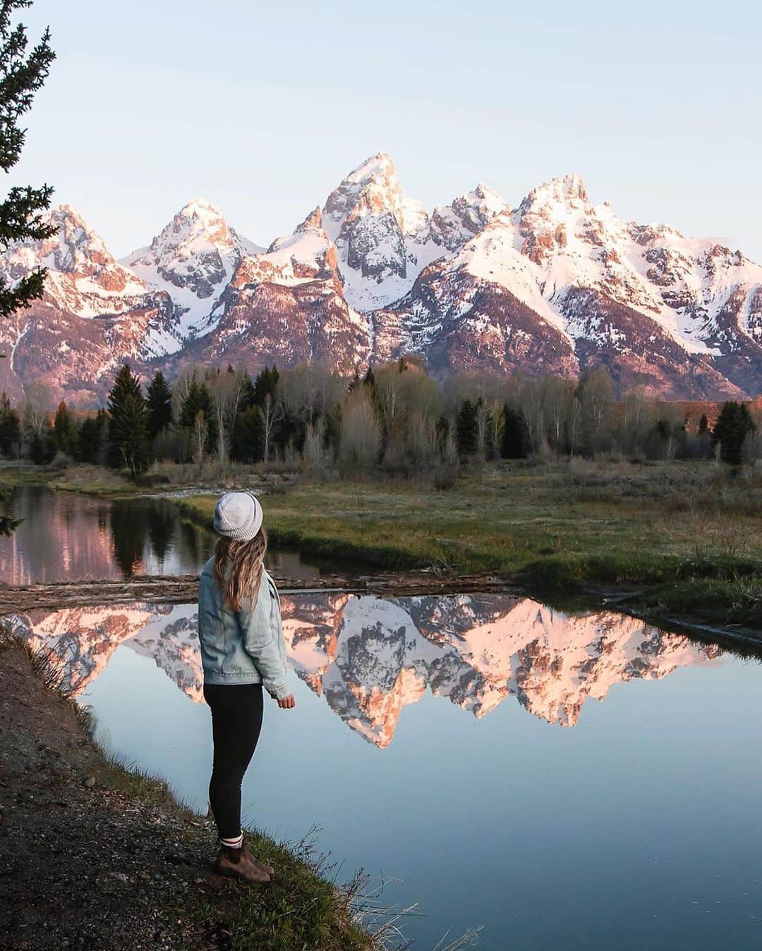Visit The USAさんのインスタグラム写真 - (Visit The USAInstagram)「"Have you ever been to the Tetons?🏔 This could just be one of my favourite places I’ve been in the US. Driving through here was like a dream, and you are surrounded by mountains everywhere you go. We went last year in early June, which was a little too early to hike in the mountains, but still ended up extending our stay for a couple days because we just couldn’t leave." Do you have a favorite USA road trip? Let us know with #UNITEDstories. #TogetherInTravel 📸 : @juliiathompson & @chrisrlocke」4月1日 3時15分 - visittheusa