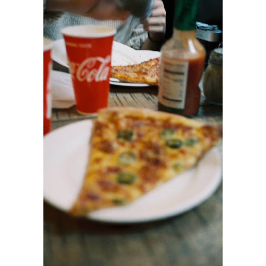 ファンデルフルスト舞花のインスタグラム：「I miss eating pizza with you 🍕 #rollei35s #kodakultramax400」