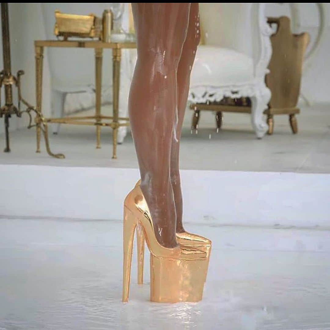 ブライアンアトウッドさんのインスタグラム写真 - (ブライアンアトウッドInstagram)「Don’t cry over spilt 🥛  We will all get through this together 💪🏼 💪🏼💪🏼 @kimkardashian having a #milk shower 💦wearing #bespoke BAs Styled by: @bcompleted for @fergie #milf video ❤️❤️❤️❤️❤️ 🔥  #sickshoes #gold #custom #skyhigh #shower #legs #fashion #madeinitaly #brianatwood」4月1日 3時24分 - brian_atwood