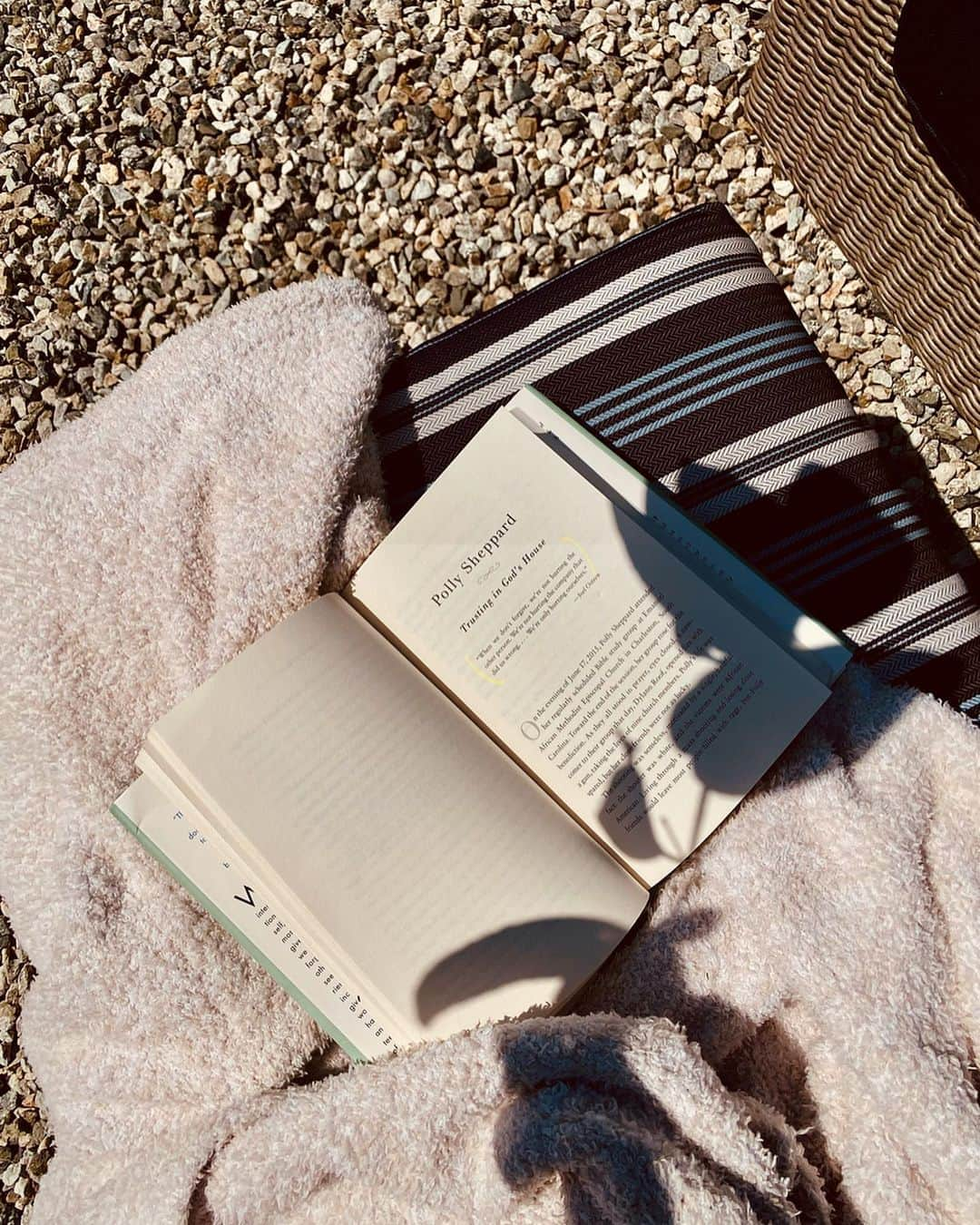 Camila Coelhoさんのインスタグラム写真 - (Camila CoelhoInstagram)「Currently Reading (and LOVING) : The Gift Of Forgiveness 📖 by @katherineschwarzenegger (such an inspiring book in so many different ways)! What are you guys reading now ? ————- Lendo e amando “The Gift of Forgiveness” (“O Dom de Perdoar”) Perdão é um dos atos mais lindos da vida, e se você tem dificuldade em perdoar alguém, ou até você mesmo, esse seria o livro perfeito pra você! #StayHome #reading」4月1日 3時37分 - camilacoelho