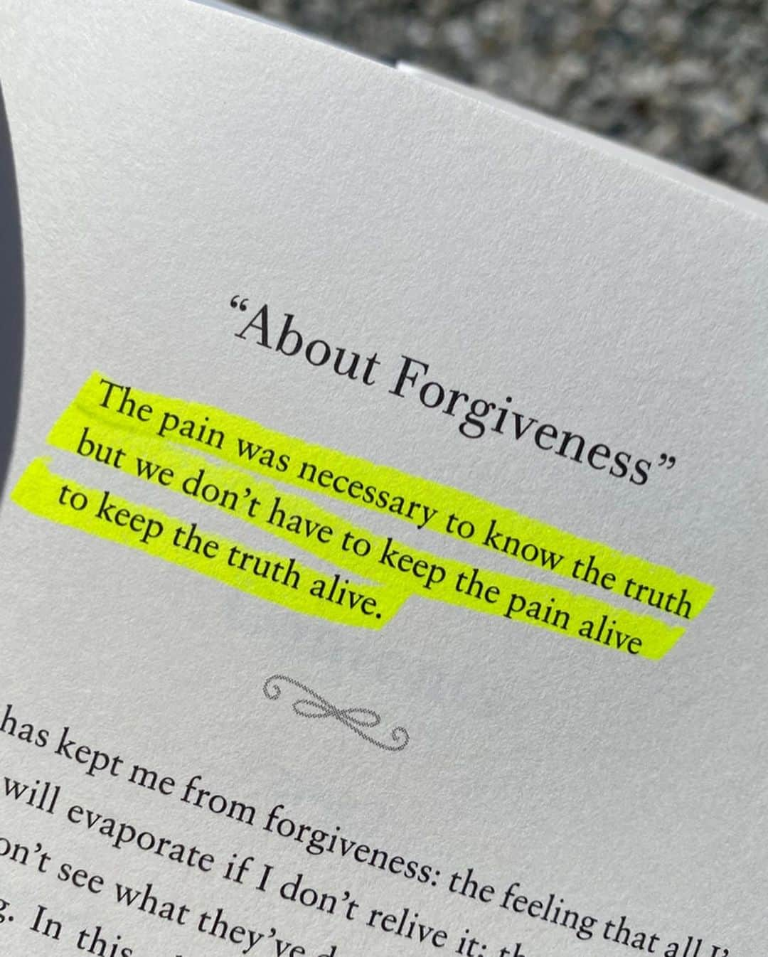 Camila Coelhoさんのインスタグラム写真 - (Camila CoelhoInstagram)「Currently Reading (and LOVING) : The Gift Of Forgiveness 📖 by @katherineschwarzenegger (such an inspiring book in so many different ways)! What are you guys reading now ? ————- Lendo e amando “The Gift of Forgiveness” (“O Dom de Perdoar”) Perdão é um dos atos mais lindos da vida, e se você tem dificuldade em perdoar alguém, ou até você mesmo, esse seria o livro perfeito pra você! #StayHome #reading」4月1日 3時37分 - camilacoelho