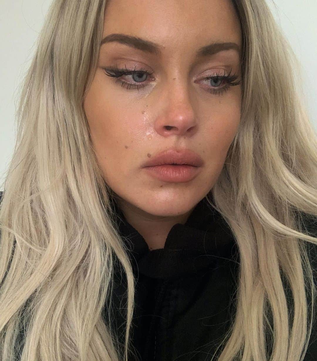 ファニー・リックマンのインスタグラム：「So today I’m posting the unedited version. The bad day instead of the good.  Some of you will see the Art and appreciate the beauty of it all. And some of you won’t.  And as a true artist I won’t care either way.  Tomorrow I’ll be back on creating dreams and illusions. (And as I said, it’s just a lil Art made on a regular mental breakdown so please keep calm)」