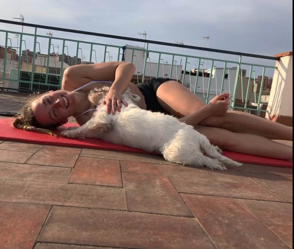 ミレイア・ベルモンテ・ガルシアのインスタグラム：「#YoMeQuedoenCasa entrenando en la mejor compañia 🐶 🏠 👱🏻‍♀️」