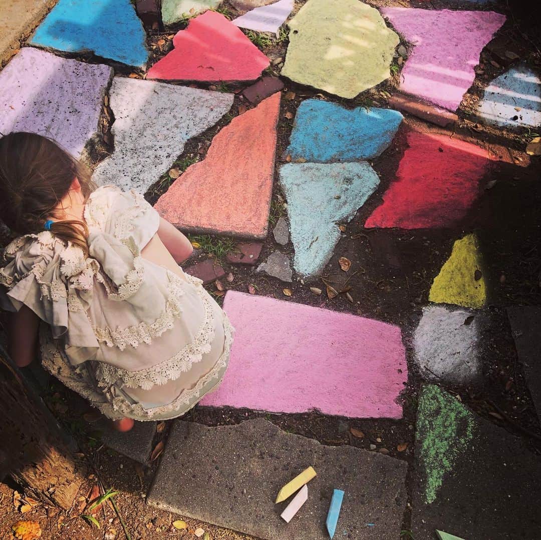 カテリーナ・スコーソンのインスタグラム：「Rolling up my sleeves with my favorite landscape designer. #makemagic #rainbows #quarantine」