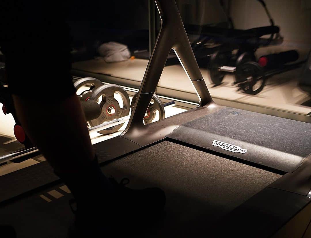 マルコ・ヴェッラッティさんのインスタグラム写真 - (マルコ・ヴェッラッティInstagram)「#itrainathome @technogym #personalline #HomeWellness  Be safe ! 💪🙏」4月1日 4時38分 - marco_verratti92