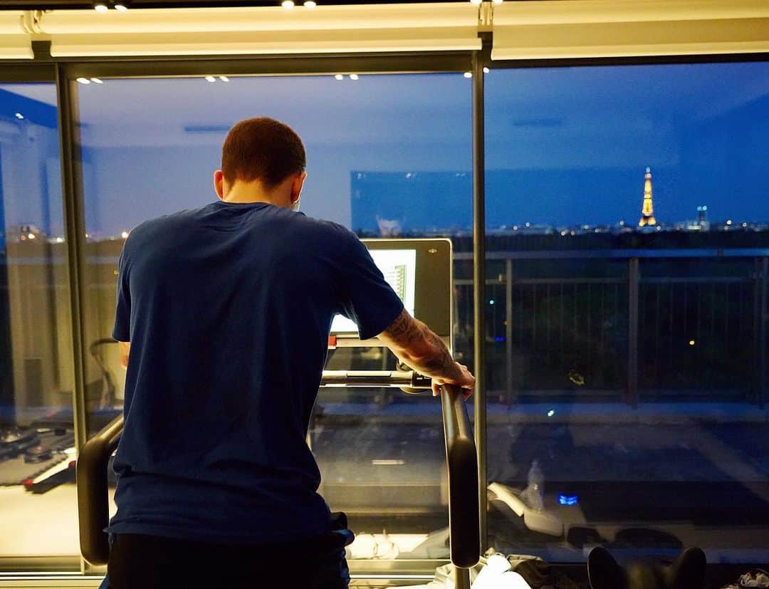 マルコ・ヴェッラッティのインスタグラム：「#itrainathome @technogym #personalline #HomeWellness  Be safe ! 💪🙏」