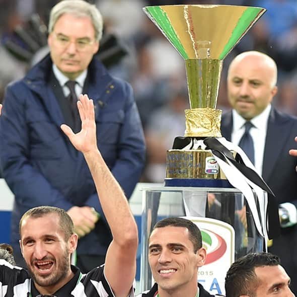 ロムロ・ソウザ・オレステス・カルデイラのインスタグラム：「@juventus #Juventus . @seriea #SerieA #CampionidItalia」