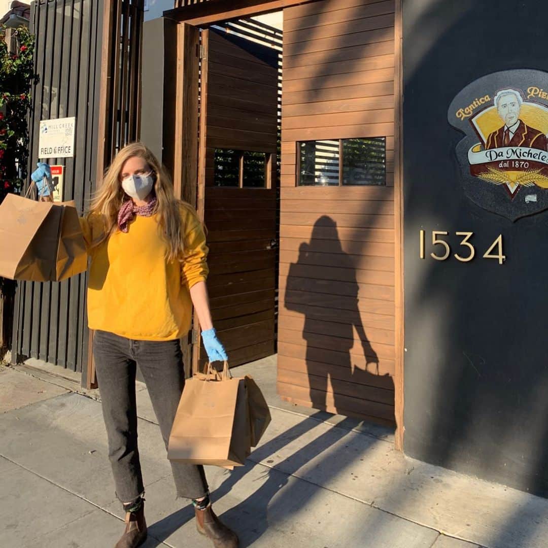 ブリット・マーリングのインスタグラム：「@dineoneone is a LA non profit organizing meal delivery to the heroes who keep our hospitals running during this pandemic. We delivered 100 fresh healthy meals yesterday prepared by @damichelehollywood to @childrensla hospital.  If you are in a position to donate (tax deductible!) help us keep this organization going — @dineoneone or Dine11.org.  Hospital staff are working around the clock and often skipping meals. @dineoneone is keeping the staff of ERs and ICUs well fed and also keeping small restaurant businesses open and able to pay their staff.  I think person to person organizations like this and mutual aid funds are very powerful right now. Perhaps the silver lining from this challenging time is that we emerge with a stronger understanding of our own power to organize in our communities to help our neighbors. Perhaps we are building now the resistance strategies that will allow us to not only survive but thrive. 🙌🏼 founders @brookethatawat @glaudinilola」