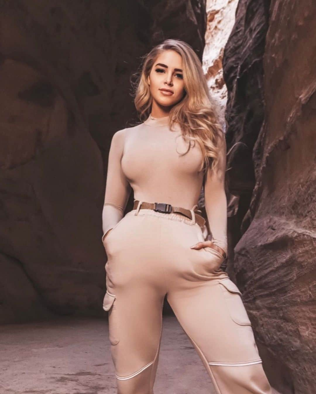 Courtney Tailorさんのインスタグラム写真 - (Courtney TailorInstagram)「Lost city✨ (swipe for the full photo) 📸 @lolo_creativ . . @missguided . . . #petra #jordan #middleeast #ancient #lostcity #adventure #travel #worldtraveler #indianajones #missguided」4月1日 5時25分 - courtneytailor