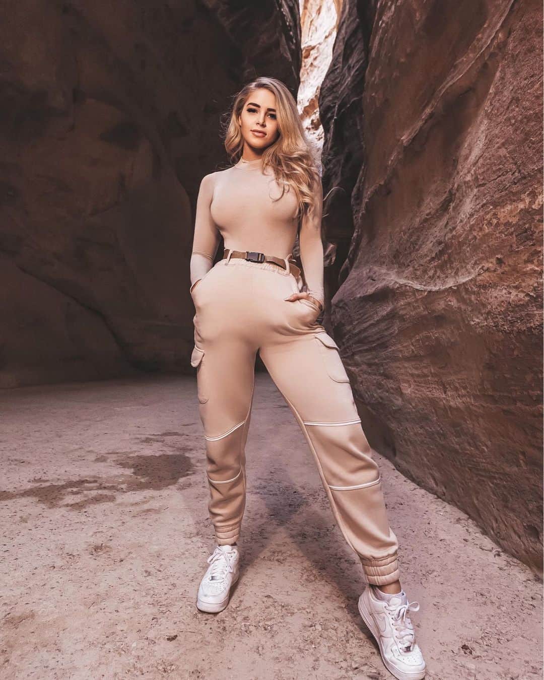 Courtney Tailorさんのインスタグラム写真 - (Courtney TailorInstagram)「Lost city✨ (swipe for the full photo) 📸 @lolo_creativ . . @missguided . . . #petra #jordan #middleeast #ancient #lostcity #adventure #travel #worldtraveler #indianajones #missguided」4月1日 5時25分 - courtneytailor