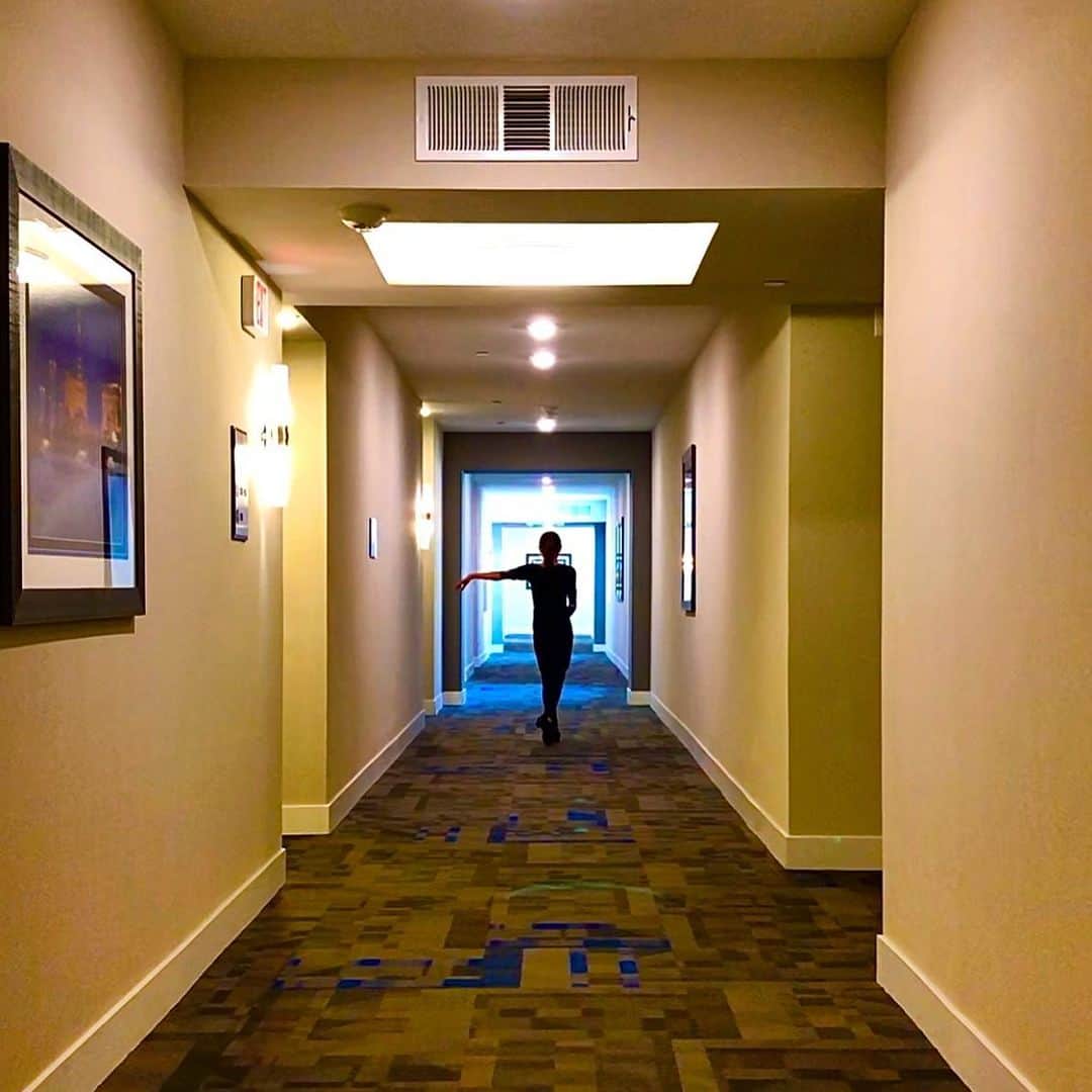 村主章枝さんのインスタグラム写真 - (村主章枝Instagram)「Quarantine day 13. Practicing my dance at my apartment corridor. I'm sorry my neighbors😅 自粛生活13日目。 仕方なくアパートの廊下で練習しています。 ご近所さま、すみません… #latindance  #socialdance  #金スマ社交ダンス  #社交ダンス」4月1日 5時45分 - fumie.suguri