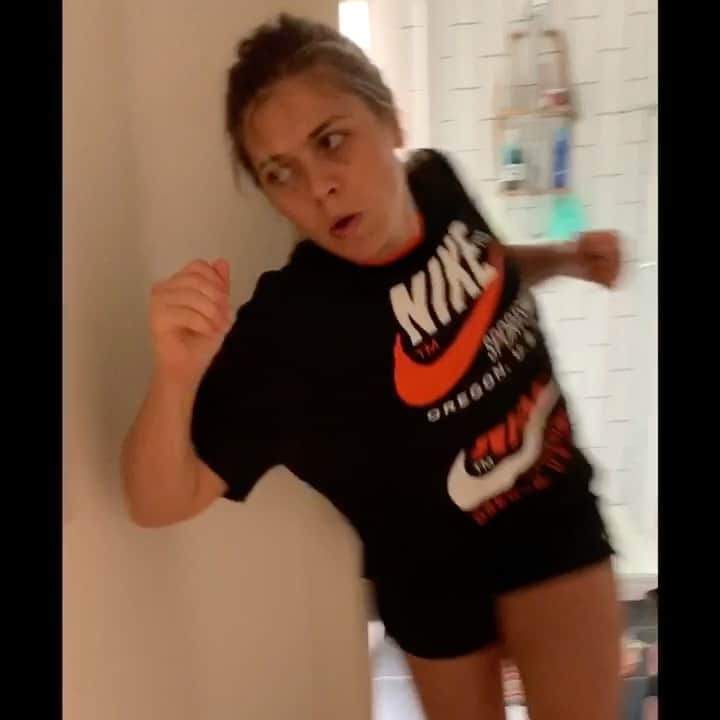 フィービー・ディ・トマソのインスタグラム：「WFH WEDNESDAY.. WIP 🚀 You Can't Stop Us! Or me. And my quest for that pro parkour life ✊🏼 Watchu got @domtomato?? #pandemicparkour #stayhome #washyourhands 🎶 Blinding Lights @theweeknd」