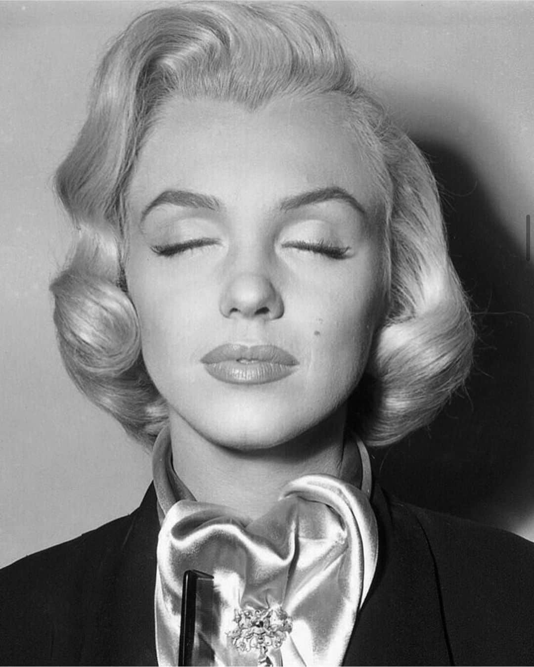 マリリン・モンローのインスタグラム：「Marilyn in a makeup and hair test for “How to Marry a Millionaire” in 1953.💕」