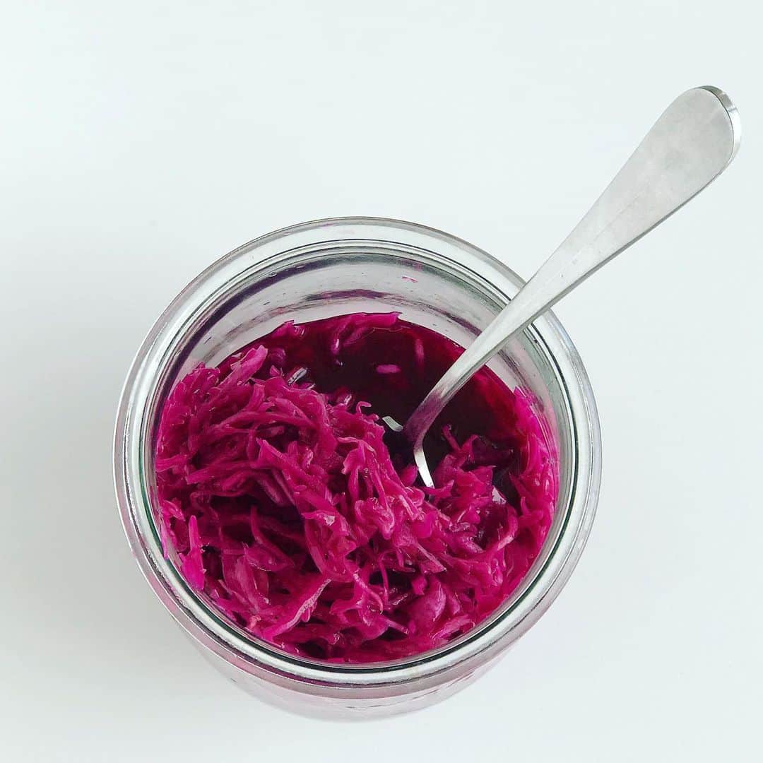 福田里香さんのインスタグラム写真 - (福田里香Instagram)「紫キャベツはザワークラウトに 材料は、キャベツと塩だけですよ🧂 普通のキャベツで作ってもおいしい 好みでスパイスを混ぜてもおいしい 肉料理やサンドイッチの具に美味い  少ない材料で作るこんな作り置きは どうでしょうか？過程も美しいです  キャベツをスライサーで薄切りして ざっと洗って水を切り、重量を量る 重さの2%の塩を手で混ぜて少し置く  水分が出たら、熱湯消毒したびんに 入れてぎゅっと押し詰めて密封する  キャベツを浮き上がらせないように ２個のグラスを重ねて重石にしたよ ラップを貼り空気を遮断してもいい  キャベツが出汁に浸からない場合は 空気に触れないよう2%の塩水を足す 日光の当たらない室温に3日ほど置く  冷蔵庫に保存で１か月ほど持ちます 汁は、スープのよい出汁になります  発酵の力ってあらためて素晴らしい 食材の味はもちろん色が変化すると ウキウキゾクゾクするのは私だけ？  紫キャベツの紫色はアントシアニン  桔梗の花のような真紫色だったのが 軽くブクブクと気泡を浮き上がらせ 葉の色が美しいピンク色になったら おいしく出来上がったよ〜の印です  マスタードシードとコリアンダーが 入ってますがスパイスはお好みです  #紫キャベツのザワークラウト　#発酵食品  #乳酸発酵 #stayhomestaysafe  #restezchezvous @toraki.2014」4月1日 6時59分 - riccafukuda