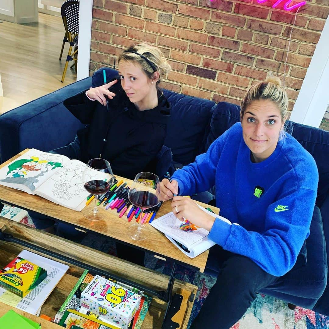 エレーナ・デレ・ダンさんのインスタグラム写真 - (エレーナ・デレ・ダンInstagram)「We are going to run out of coloring books and 🍷」4月1日 7時10分 - de11edonne