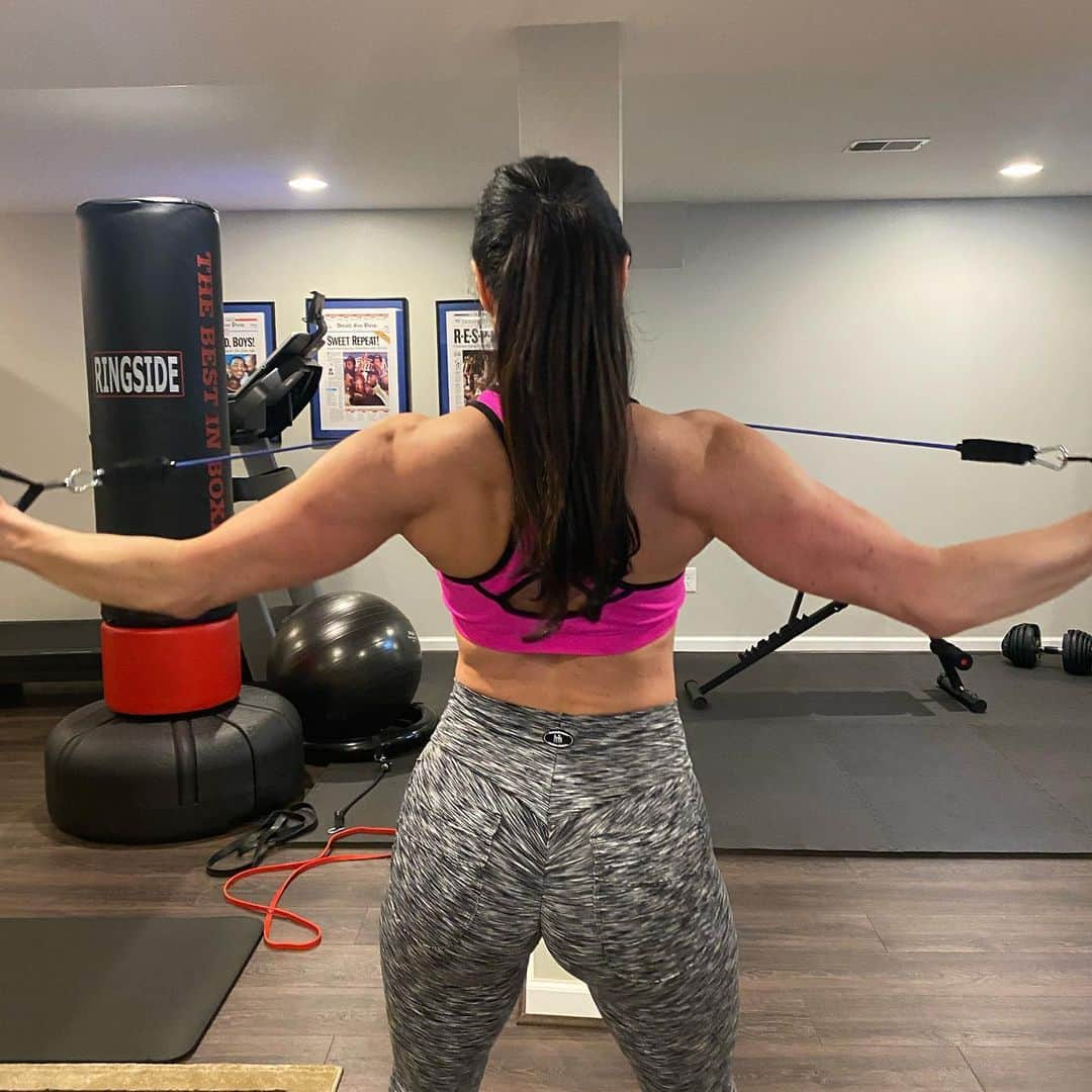 Kendra Lustさんのインスタグラム写真 - (Kendra LustInstagram)「#staymotivated💪 #homeworkout #backday get it in #stayhomechallenge I hope some of the clips I post help u get a workout in at home! Try to  make it work with what u already have🙌🏻💪🏻 #inspireothers #homeworkout」4月1日 7時07分 - kendralust