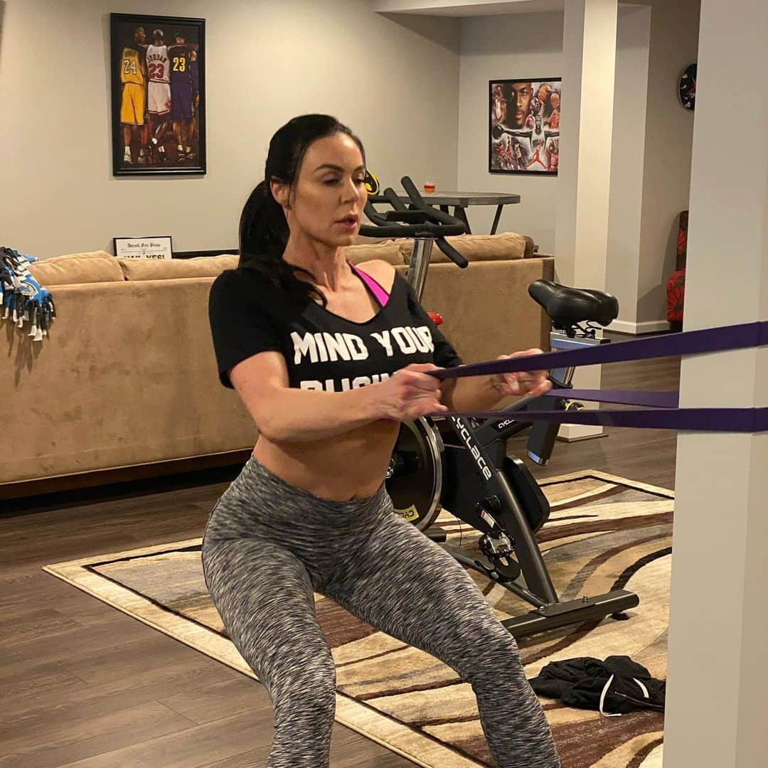 Kendra Lustさんのインスタグラム写真 - (Kendra LustInstagram)「#staymotivated💪 #homeworkout #backday get it in #stayhomechallenge I hope some of the clips I post help u get a workout in at home! Try to  make it work with what u already have🙌🏻💪🏻 #inspireothers #homeworkout」4月1日 7時07分 - kendralust