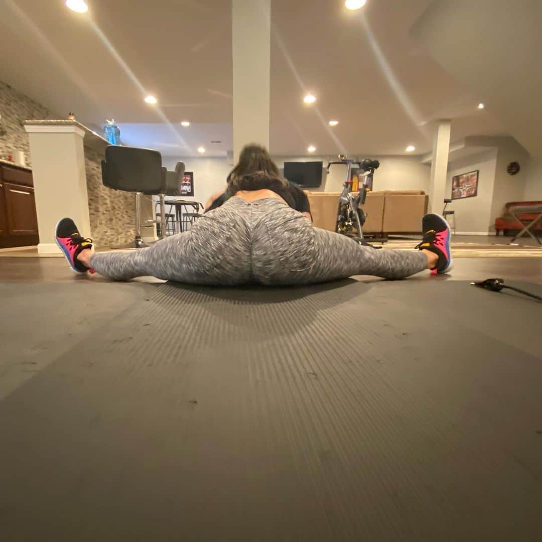 Kendra Lustさんのインスタグラム写真 - (Kendra LustInstagram)「#staymotivated💪 #homeworkout #backday get it in #stayhomechallenge I hope some of the clips I post help u get a workout in at home! Try to  make it work with what u already have🙌🏻💪🏻 #inspireothers #homeworkout」4月1日 7時07分 - kendralust