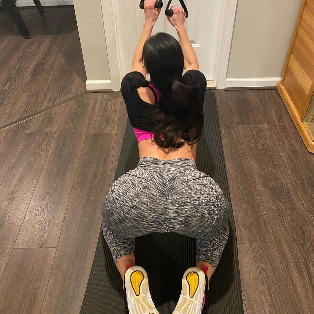 Kendra Lustさんのインスタグラム写真 - (Kendra LustInstagram)「#staymotivated💪 #homeworkout #backday get it in #stayhomechallenge I hope some of the clips I post help u get a workout in at home! Try to  make it work with what u already have🙌🏻💪🏻 #inspireothers #homeworkout」4月1日 7時07分 - kendralust