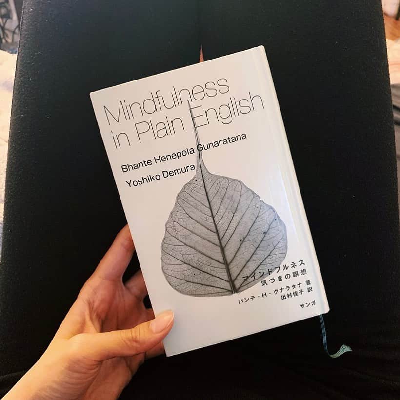 金原杏奈のインスタグラム：「Current reading 📔」