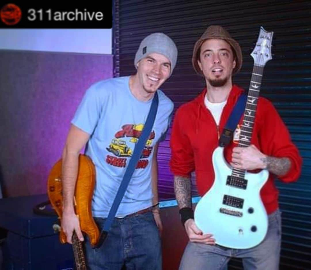 ダン・エストリンさんのインスタグラム写真 - (ダン・エストリンInstagram)「God damn i miss that T-Shirt.  Repost- #TimTuesday Guitarists, Tim Mahoney and @danielestrin, hanging out backstage, 2002. #hoobastank #311 #timmahoney #tourlife」4月1日 7時16分 - danielestrin