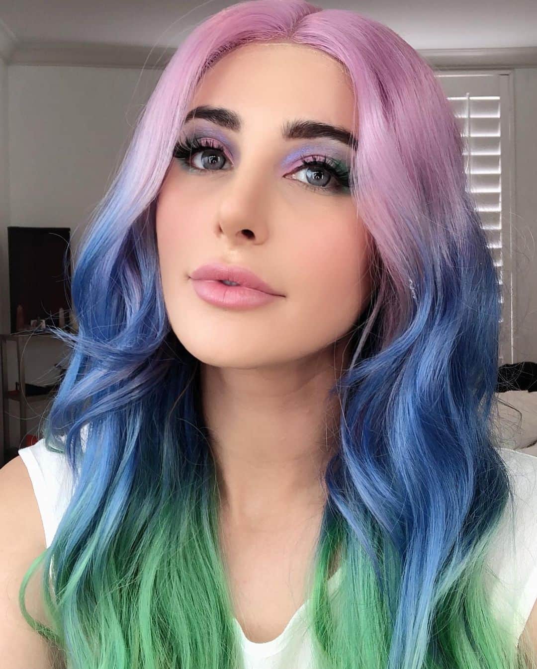 Nargis Fakhri さんのインスタグラム写真 - (Nargis Fakhri Instagram)「What do you think about this look??? Cool or no cool? Tell me ? I like it. I feel like a Disney princess or something like that. .. . . . . Makeup. Foundation/ powder / tantour / lashes - @hudabeauty  Under eye concealer- @wander_beauty  Blush - @mac  Lip stick / liquid eye liner / brow pencil - @smartgirlsmakeup . . Contact lenses - @desioeyes . .  #becauseimbored #home #stayhome #stopeating #startplaying #makeup #wakeup #hair #loveit #desiolenses」4月1日 7時17分 - nargisfakhri