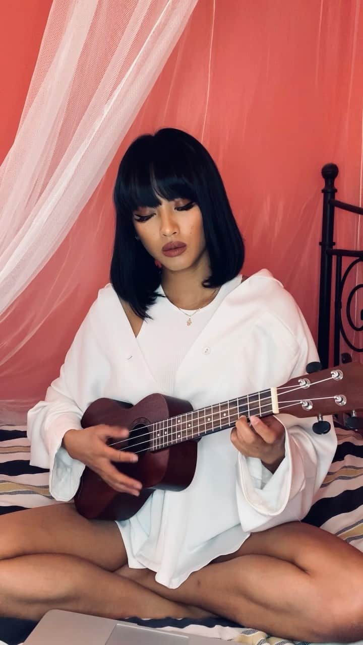 のインスタグラム：「best thing about quarantine? no nails = playing instruments. Just discovered this song (sorry grandma’s catching up, and it’s so beautiful and sad but I can’t stop singing it) anyway, hope you like it, I know it ain’t perfect 🥺 @pow.fu ‘death bed’」