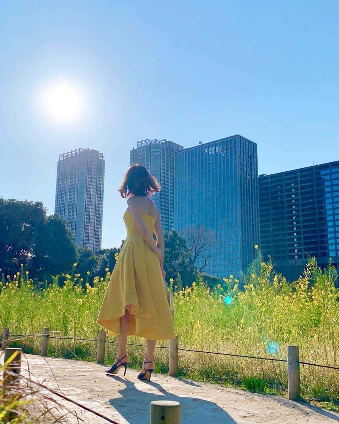 のインスタグラム：「⁑ たっぷりとしたヘムドレープのラインが綺麗なドレス @andyoudressingroom  色違いで白や赤もあったから、お友達とおそろで着るのも楽しいかもー👯‍♀️ あ、中に履いてたレギンス見えちゃった  #andyoudressingroom #レンタルドレス #pr #ハイヒールLOVERS #宮田綾子 #ドレス #ドレスコード #ドレスコーデ #ドレスアップ #オケージョン #オケージョンドレス #お呼ばれドレス #黄色 #黄色コーデ #yellow #yellowflowers #yellowdress #dress #dressup #dresslover #菜の花 #汐留 #浜離宮恩賜庭園 #菜の花畑 #都会のオアシス #tb #tokyo #tokyolife #ジミーチュウ #jimmycho」
