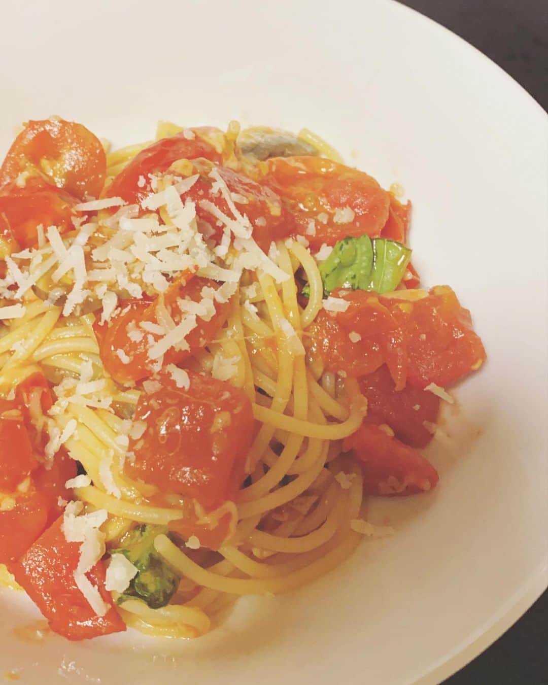 エビアン・クーさんのインスタグラム写真 - (エビアン・クーInstagram)「Made tomato basil 🌿 pasta. Dad approved. Today is definitely my lucky day. It’s hard to have him say delicious. He did say 好吃 in the end! #CookWithAvian  今日はトマトバジルパスタ作ったよ。 パパが料理できすぎて美味しいって 中々言ってくれないけどトマトパスタ 美味しかったらしい、嬉しいな。」4月1日 8時11分 - avian_official