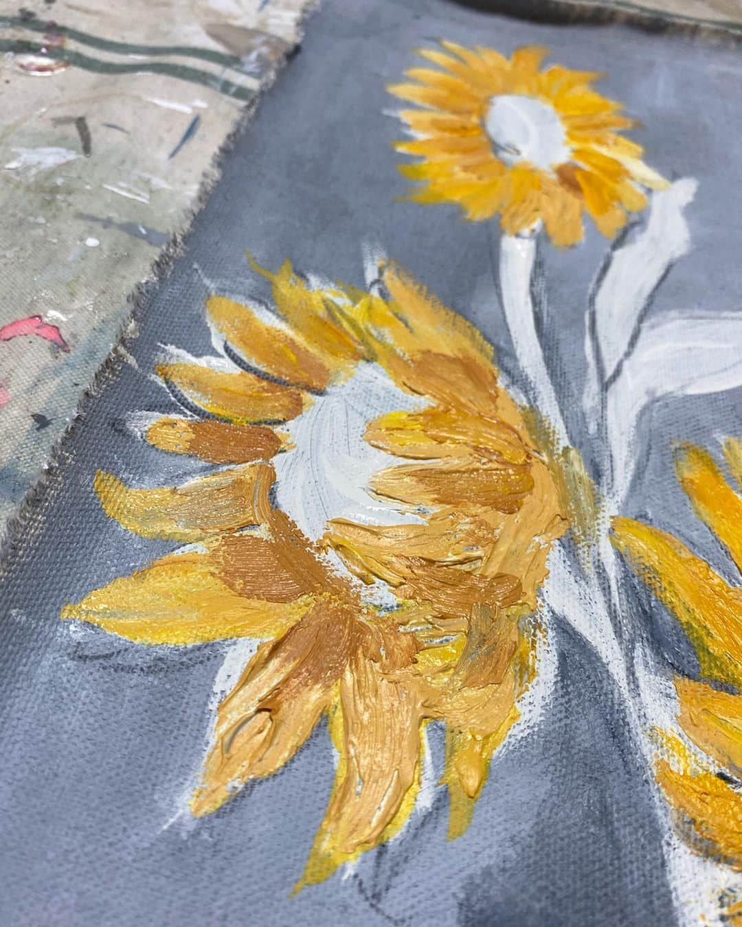 ヒョミン さんのインスタグラム写真 - (ヒョミン Instagram)「밑작업, 초안의 돌이킬 수 없는 엄청난 매력. 🌻」4月1日 8時28分 - hyominnn