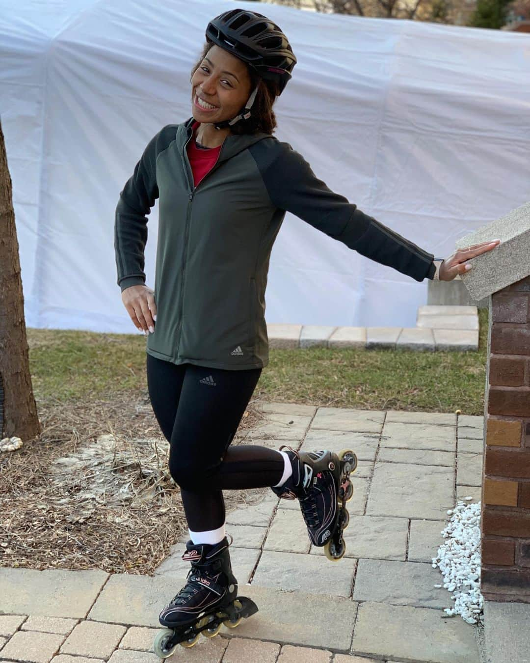 ジェニファー・アビルさんのインスタグラム写真 - (ジェニファー・アビルInstagram)「They see me Rolling 🎶 . . First time in 5 years that I put my Rollerblades back on.  #stayactive #rollerblade #staysafe」4月1日 8時34分 - jennabel91