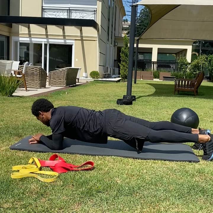 ルイス・アドリアーノのインスタグラム：「#fiqueemcasa 🙏🏾♥️」